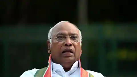 will_kharge_prove_to_be_sitaram_kesari_for_the_gandhi_family_bags_dalit_votes_will_not_be_easy_1666224296.webp