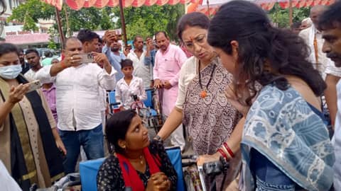 union_minister_smriti_irani_opened_treasury_two_crore_gift_given_to_amethi_1664449248.jpeg