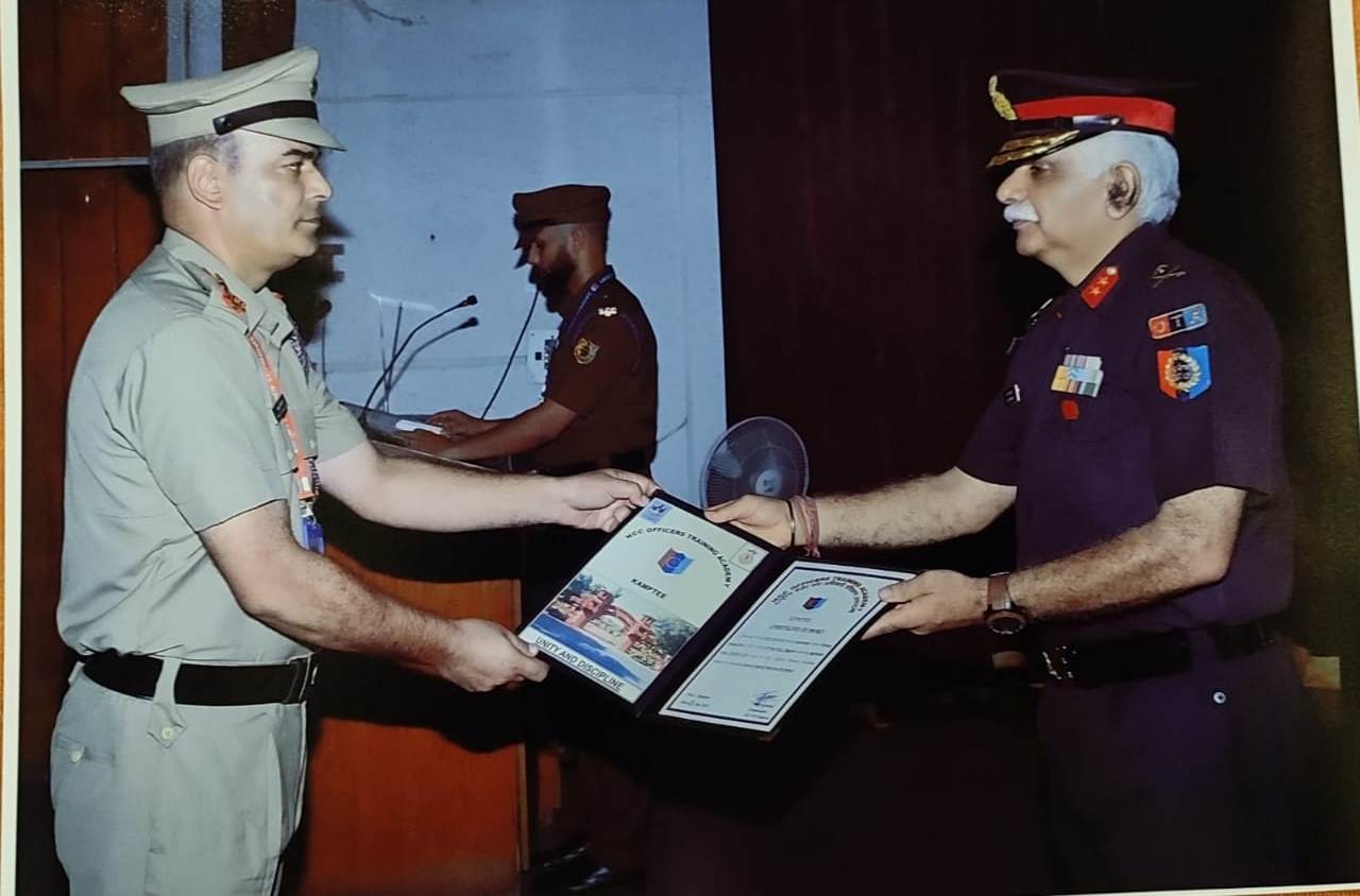 Dr Farooq Ahmad Dar receiving certificate of merit.jpeg