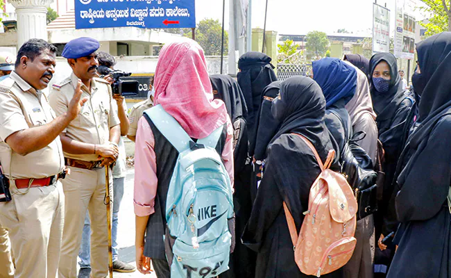 ecpm8al8_karnataka-hijab-pti-650_625x300_16_February_22.webp