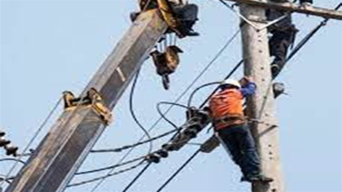 25_08_2022-electricity_staff_in_jabalpur.jpg