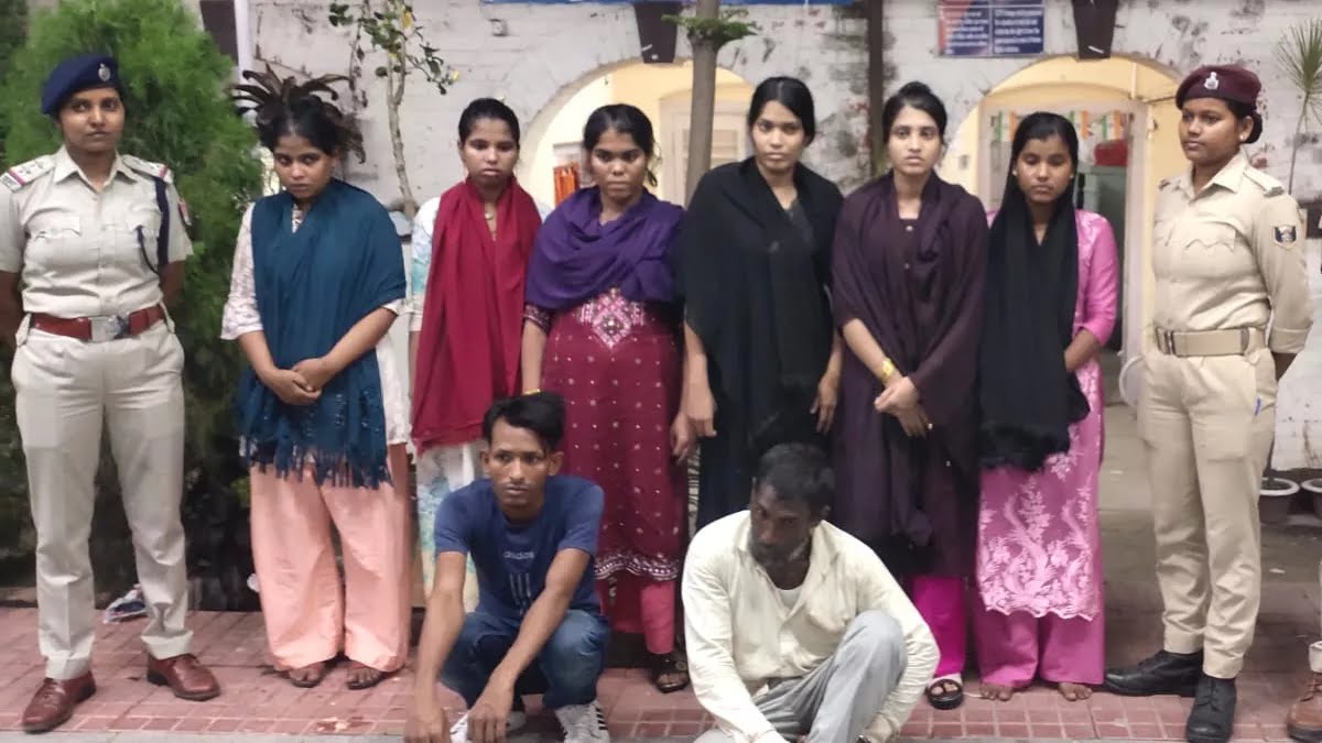 01_09_2022-two_men_with_six_girls_in_sampark_kranti_express_train_23032848.jpeg