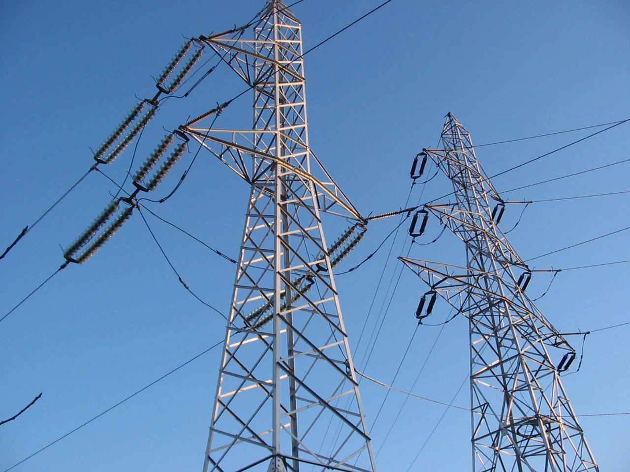 1280px-Romanian_electric_power_transmission_lines.jpg