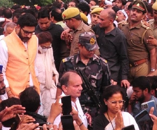 Mulyam singh yadav funeral abhishek bacchan.jpg