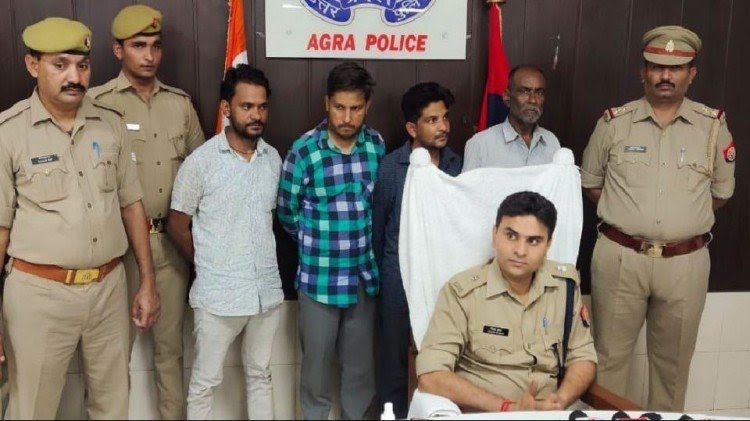 agra-police_1665549884.jpeg