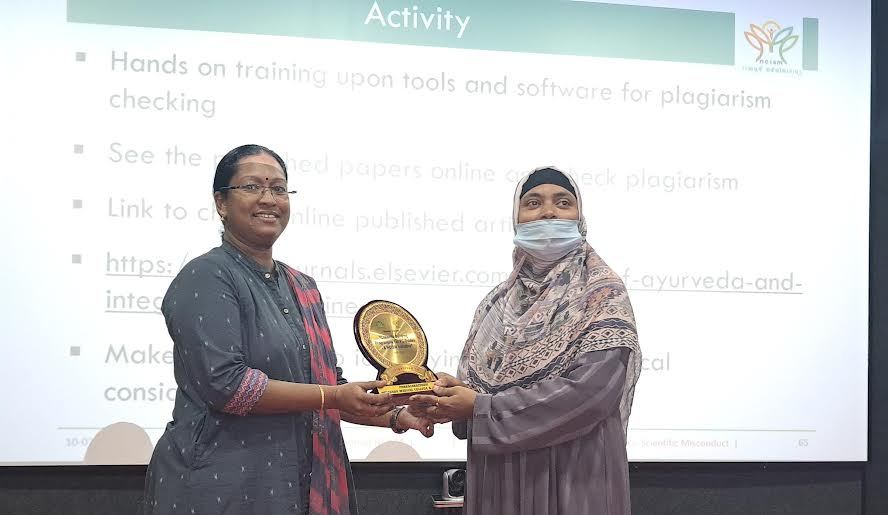 Dr. Fahmeeda Zeenat being honoured during the lecture at thiruvananthapuram.jpg