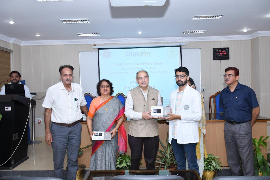 Prof Tariq Mansoor, Prof Veena Maheshwari, Prof S Amjad Ali Rizvi and others giving away tablets and smartphones to medical student .jpg