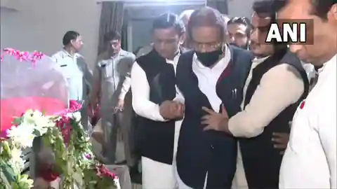 mulayam_singh_yadav_akhilesh_support_azam_khan_who_came_to_pay_tribute_to_mulayam_singh_yadav_family_1665450313.webp