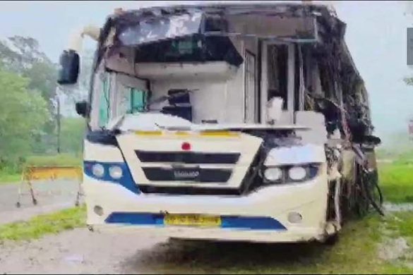 High-speed-bus-collided-with-a-standing-trailer-7-people-died-painfully-585x390.jpg